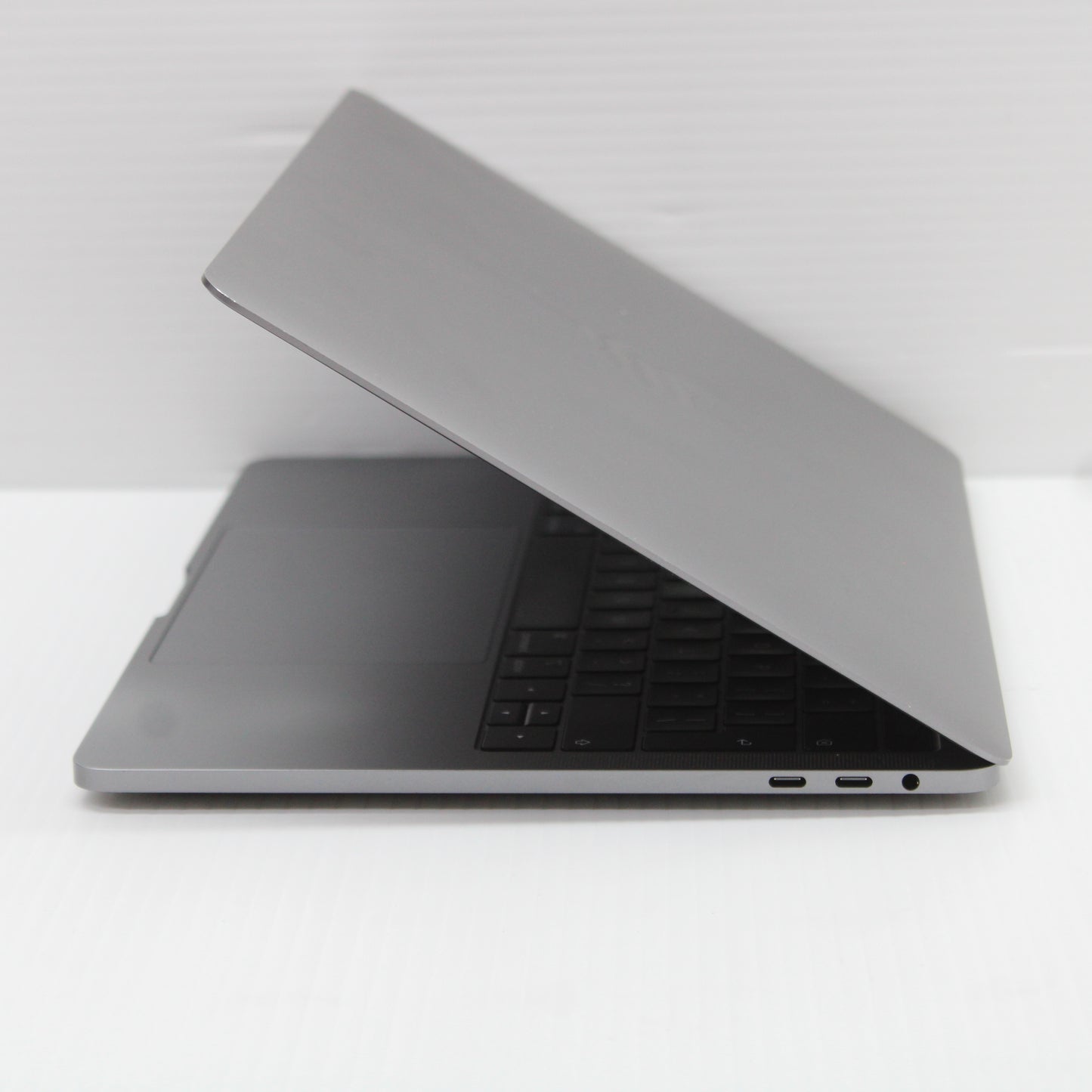 Apple MacBook Pro i7 (13-inch, 2019) 13.3 in 16GB RAM 500GB NVMe macOS Sequoia