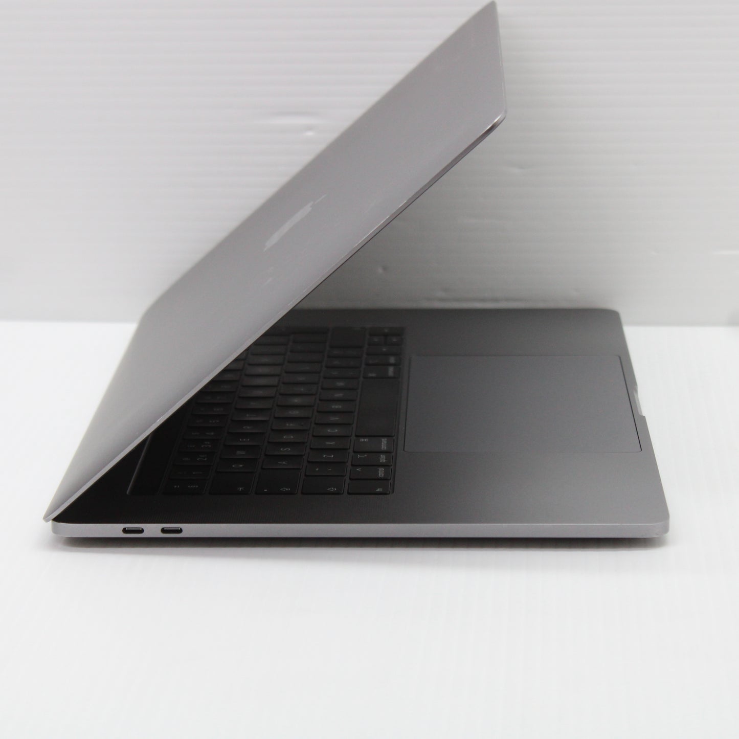Apple MacBook Pro i9 (15-inch, 2018) 15.4 in 32GB RAM 1TB NVMe 8950HK Sequoia