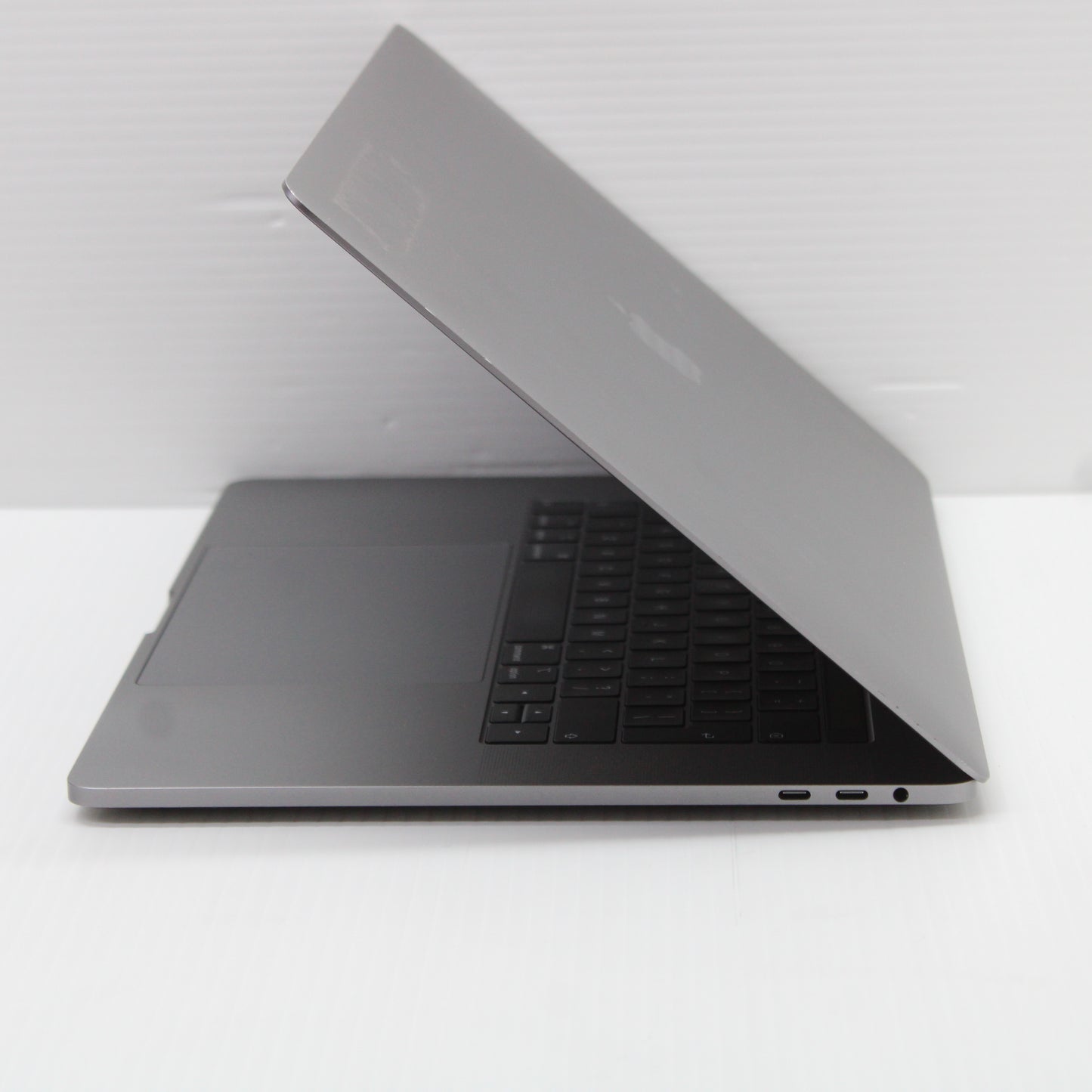 Apple MacBook Pro i9 (15-inch, 2018) 15.4 in 32GB RAM 1TB NVMe 8950HK Sequoia