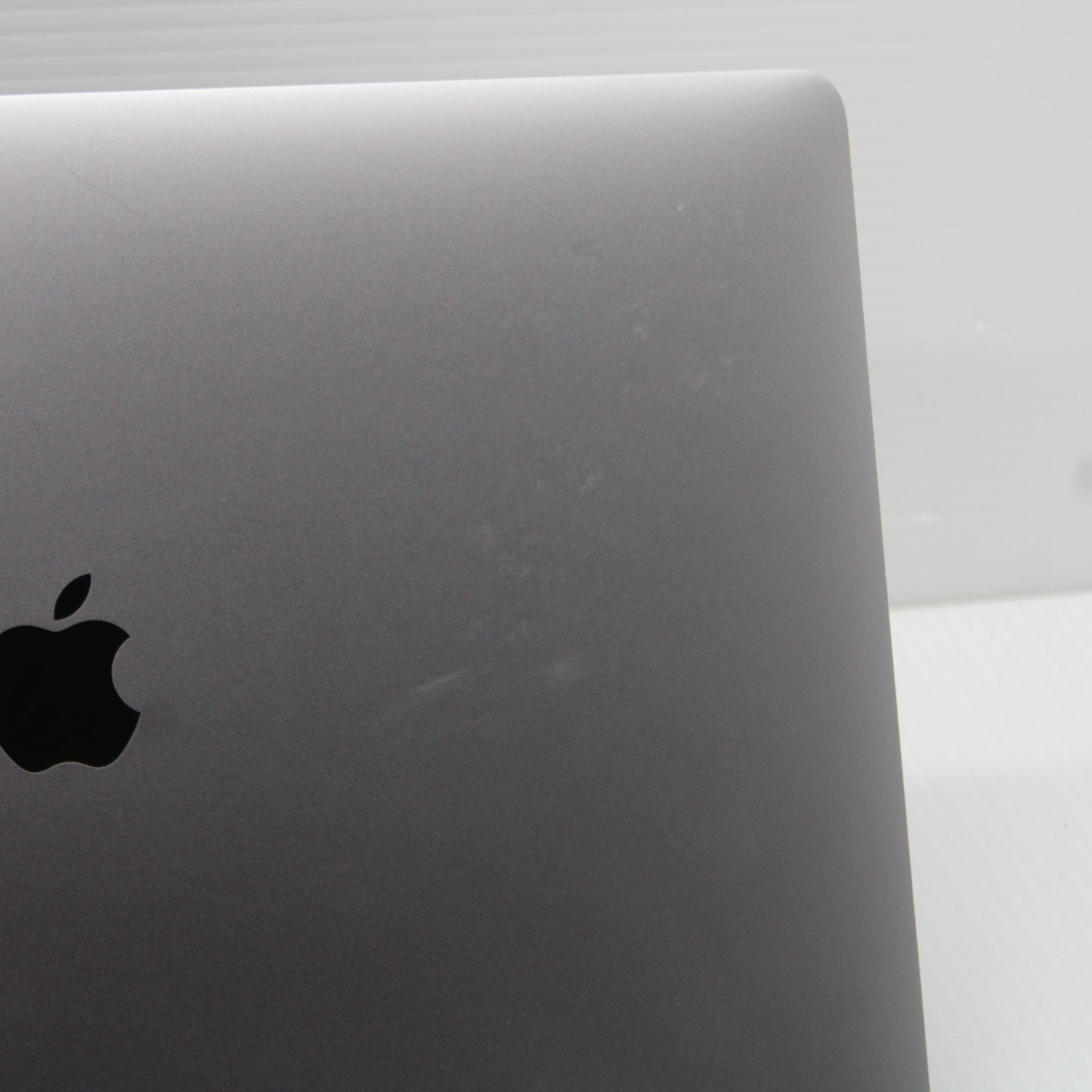 Apple MacBook Pro i9 (15-inch, 2018) 15.4 in 32GB RAM 1TB NVMe 8950HK Sequoia