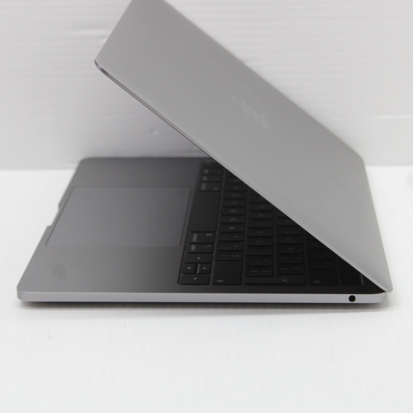 Apple MacBook Pro i7 (13-inch, 2019) 13.3 in 16GB RAM 1TB NVMe SSD macOS Sequoia