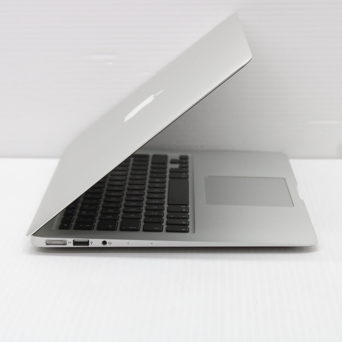 Apple MacBook Air i5 (13-in, 2015) 4GB RAM 128GB SSD Intel 5250U macOS Monterey