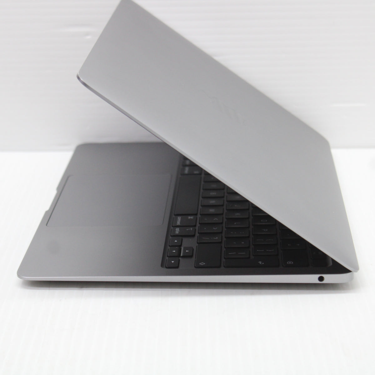 Apple MacBook Air (M1, 2020) 13.3 in 16GB RAM 500GB NVMe SSD macOS Golden Gate
