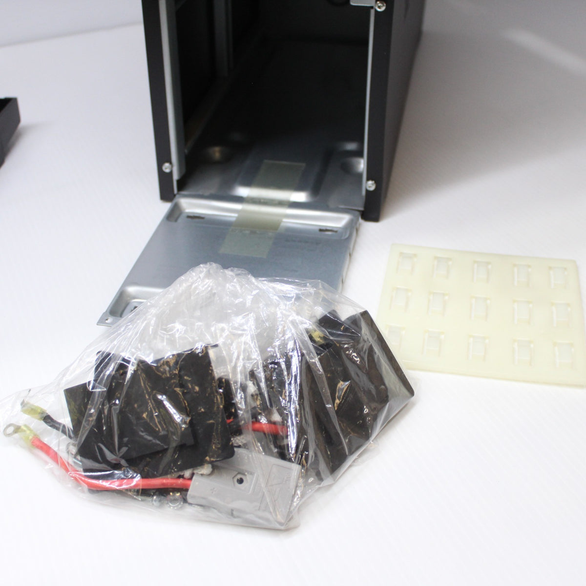 APC SMT2200IC Smart UPS 2200 VA Tower 8x C13, 1x C19, USB  NO batteries included